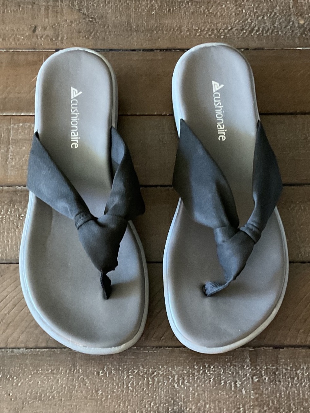 🤩 Cushionaire Fabric Knot Thong Sandals - size 8